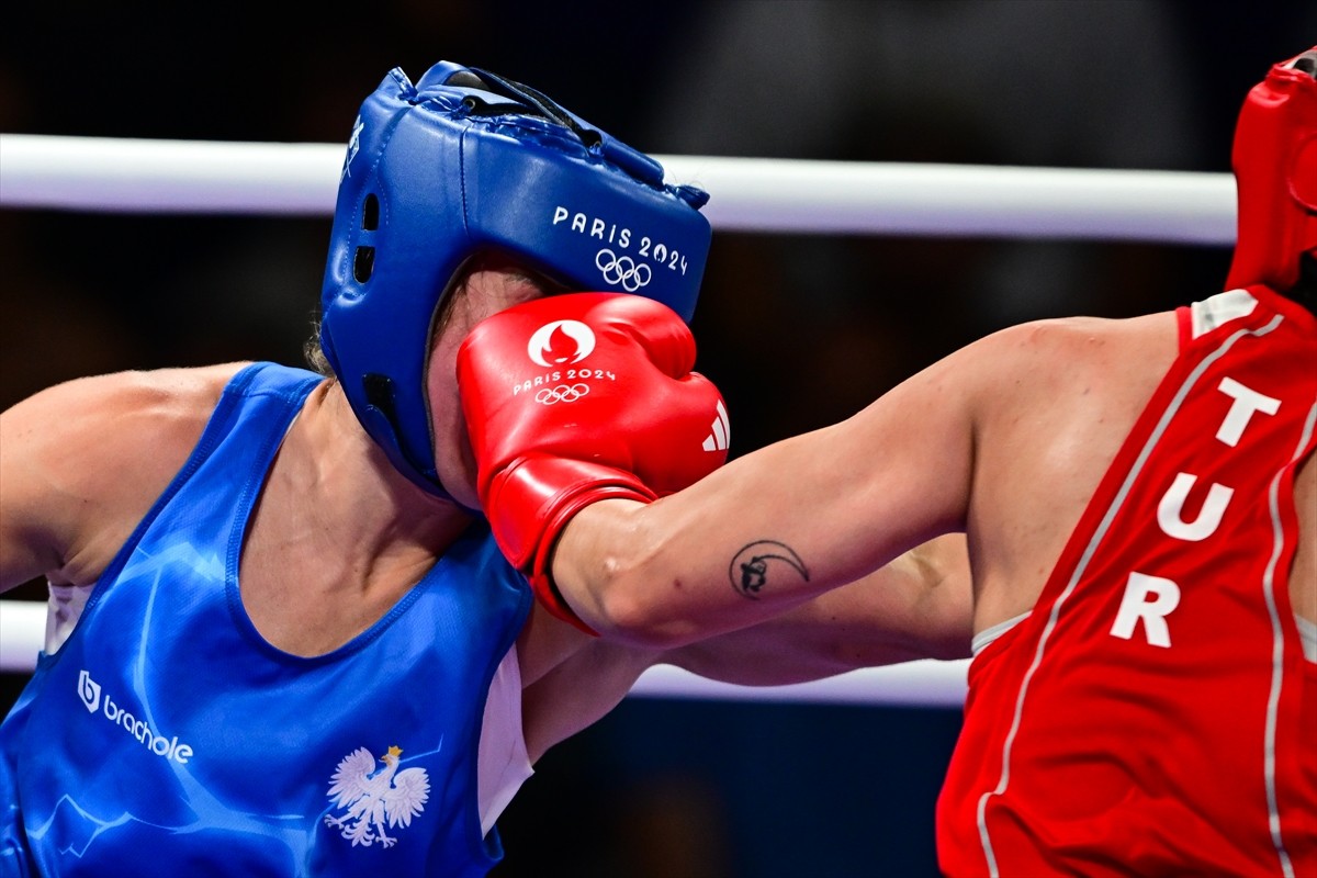 Paris 2024 Olimpiyat Oyunları'nda milli sporcu Busenaz Sürmeneli (kırmızı), North Paris Arena’da...