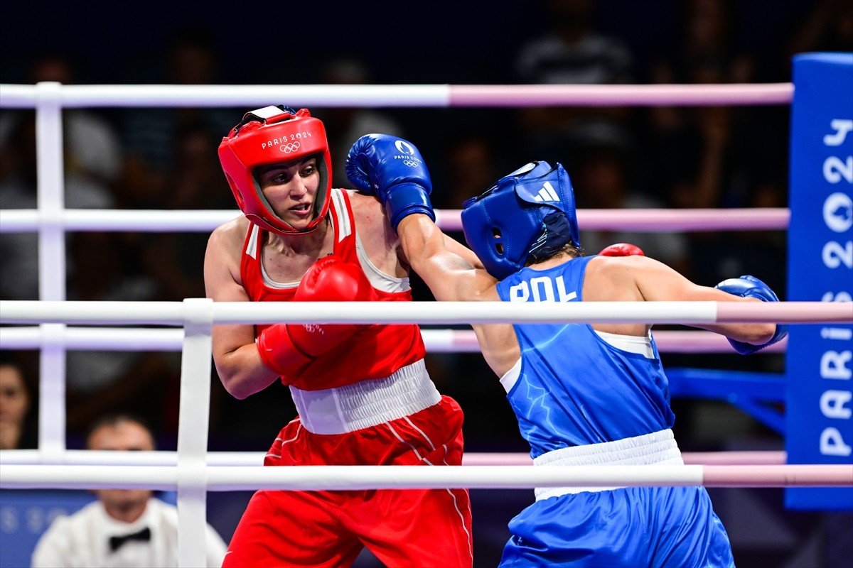 Paris 2024 Olimpiyat Oyunları'nda milli sporcu Busenaz Sürmeneli (kırmızı), North Paris Arena’da...