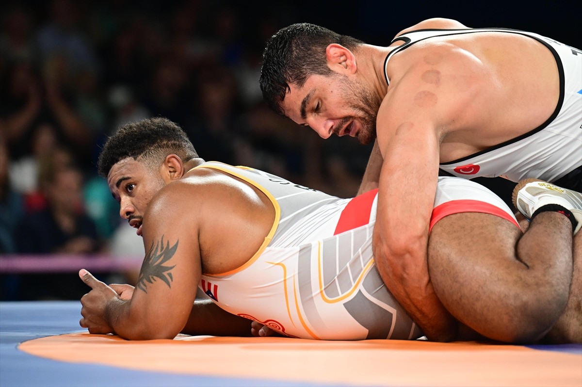 Paris 2024 Olimpiyat Oyunları'nda mücadele eden milli güreşçi Taha Akgül, çeyrek finale çıktı....