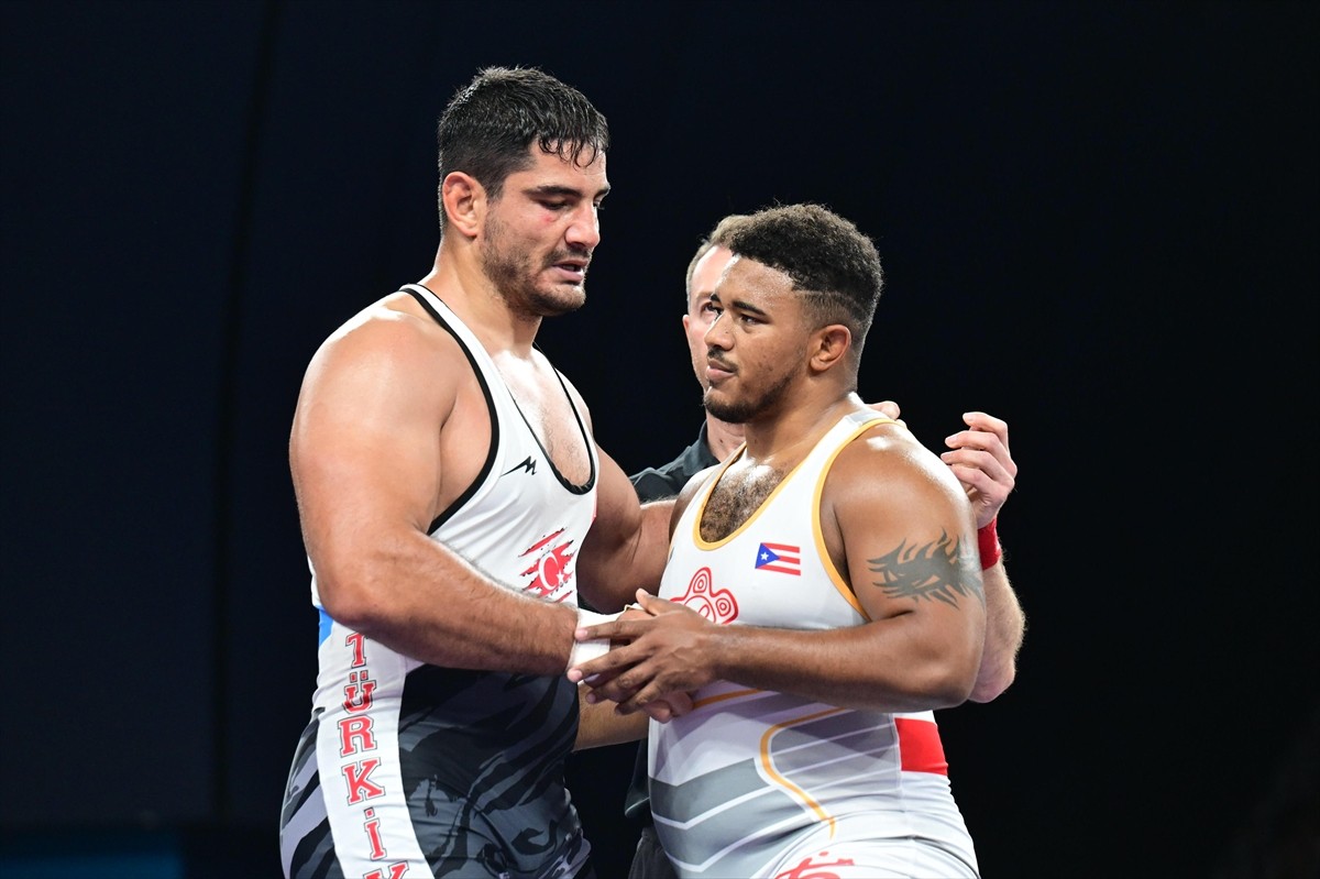 Paris 2024 Olimpiyat Oyunları'nda mücadele eden milli güreşçi Taha Akgül, çeyrek finale çıktı....