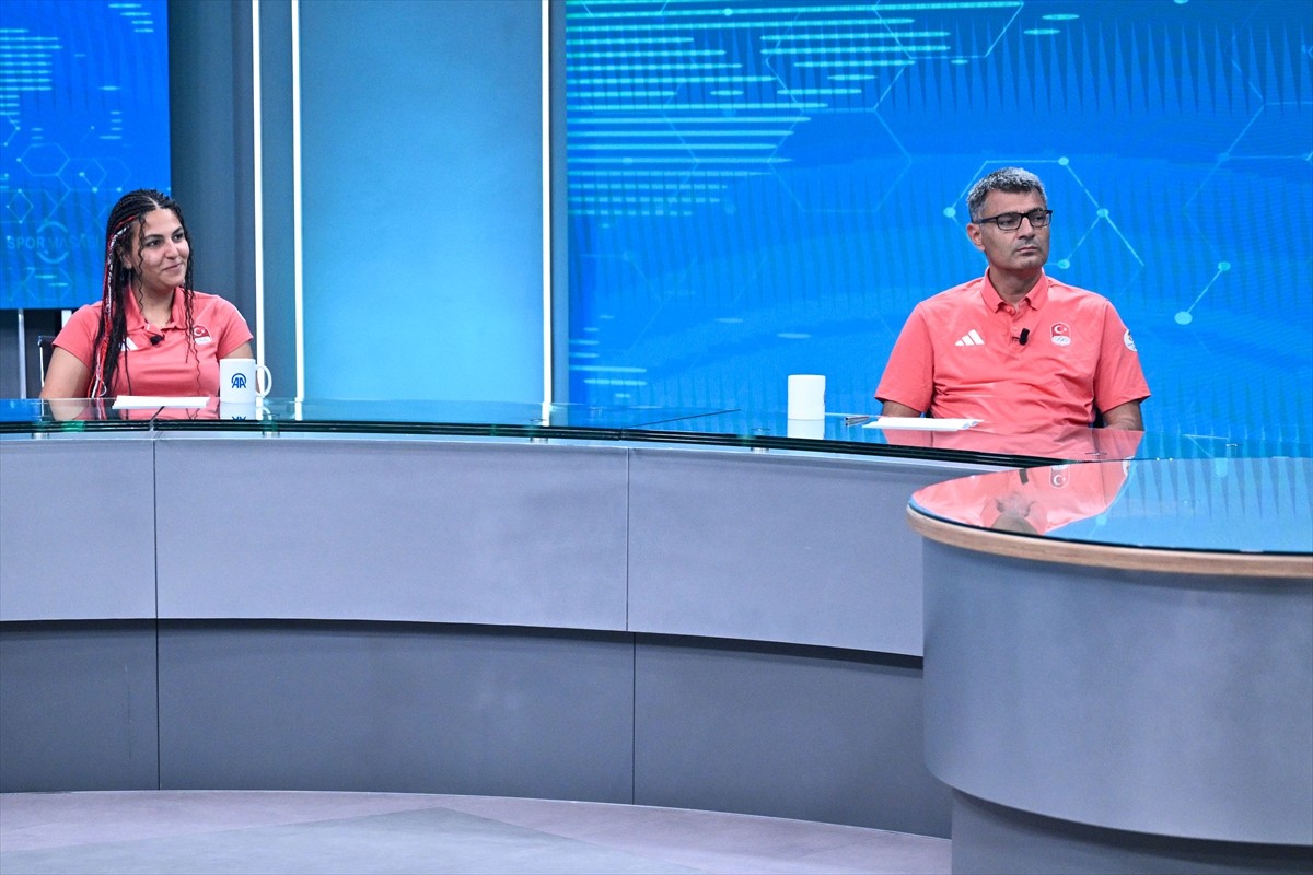 Paris 2024 Olimpiyatları'nda karışık takım 10 metre havalı tabanca kategorisinde gümüş madalya...