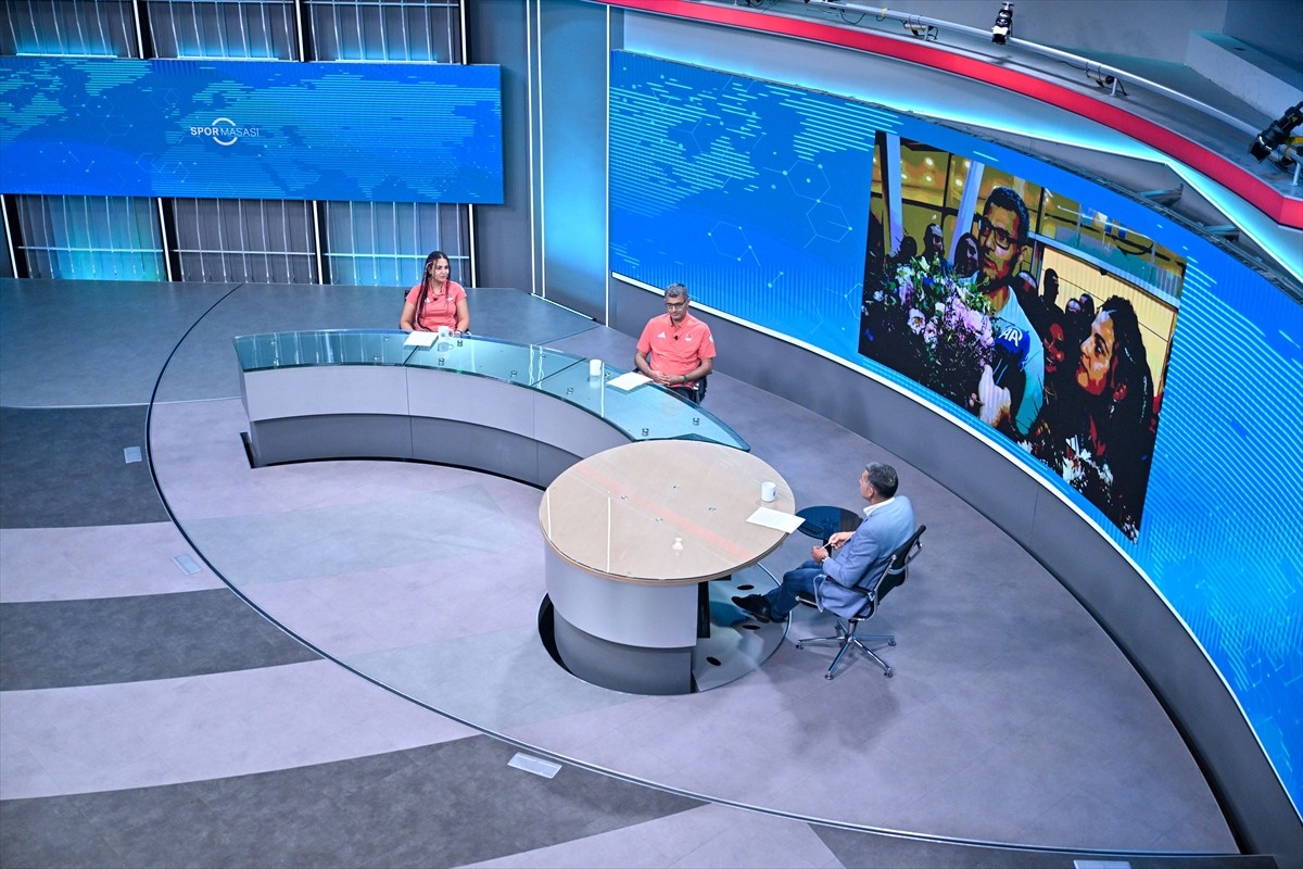 Paris 2024 Olimpiyatları'nda karışık takım 10 metre havalı tabanca kategorisinde gümüş madalya...