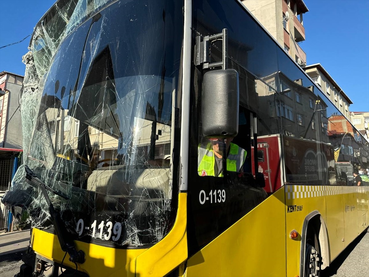 Pendik'te binaya çarpan İETT otobüsü, apartmandaki güçlendirme çalışmalarının ardından vinç...