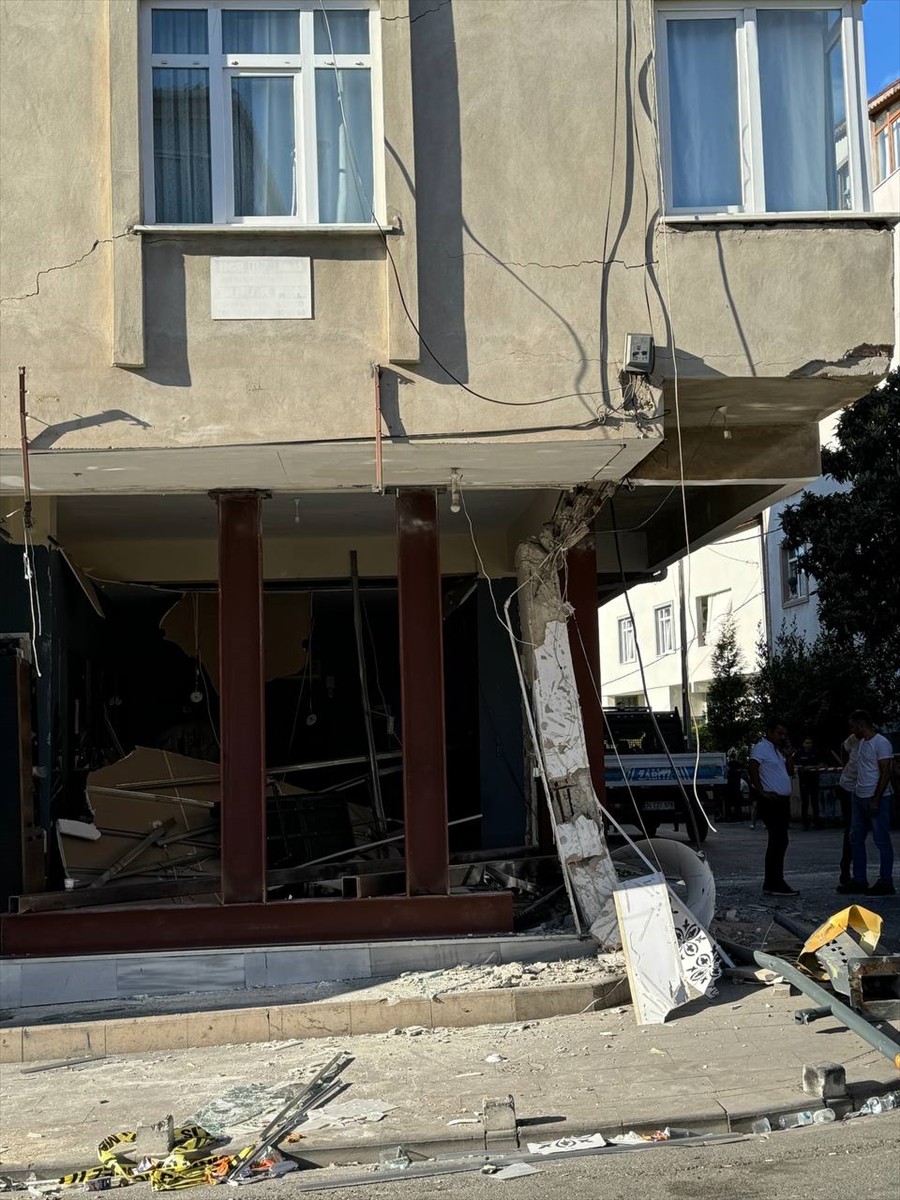 Pendik'te binaya çarpan İETT otobüsü, apartmandaki güçlendirme çalışmalarının ardından vinç...