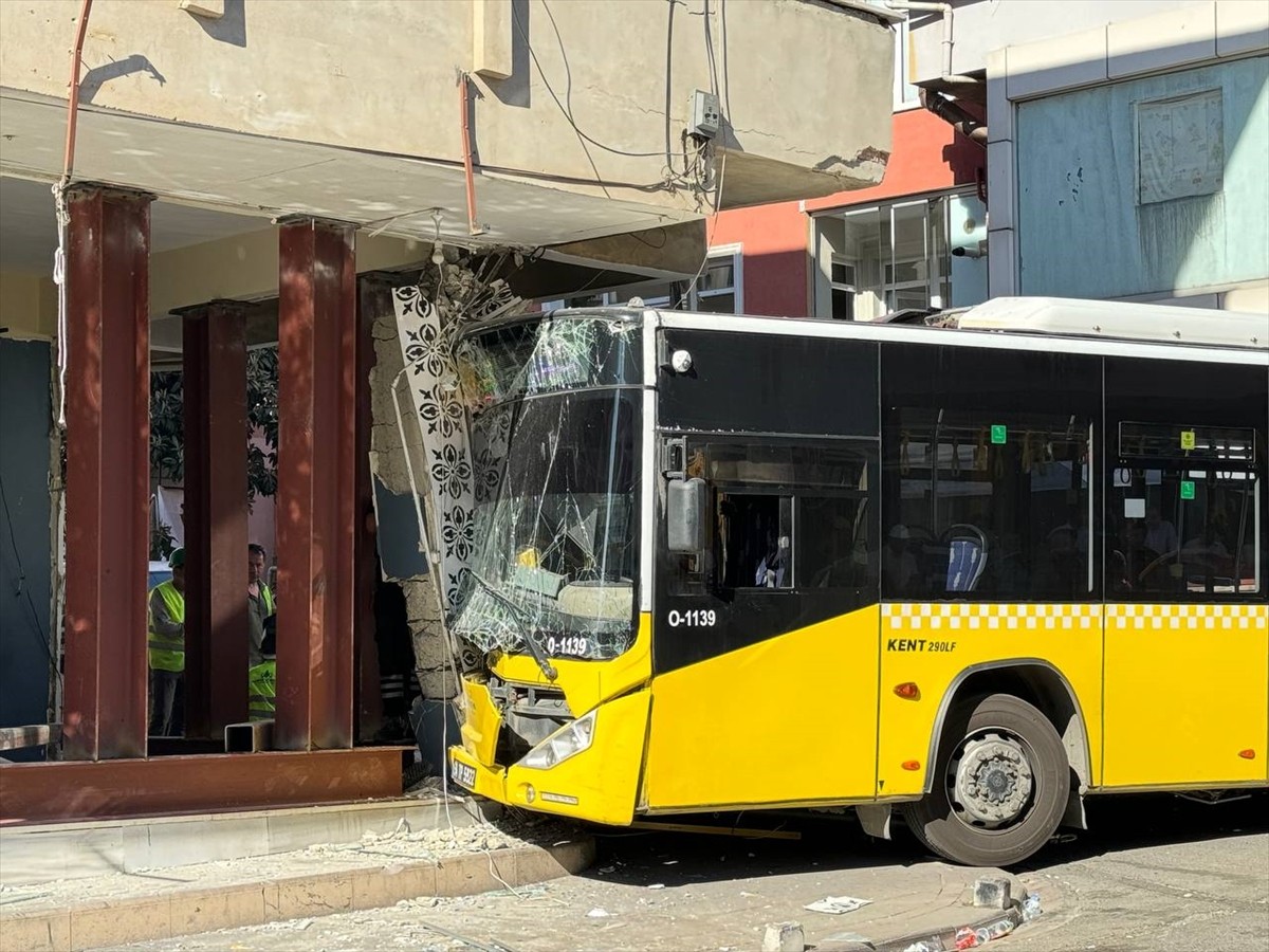 Pendik'te binaya çarpan İETT otobüsü, apartmandaki güçlendirme çalışmalarının ardından vinç...