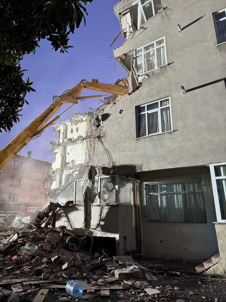 Pendik'te İETT otobüsünün çarptığı binanın yıkım işlemine yarın devam edilecek.