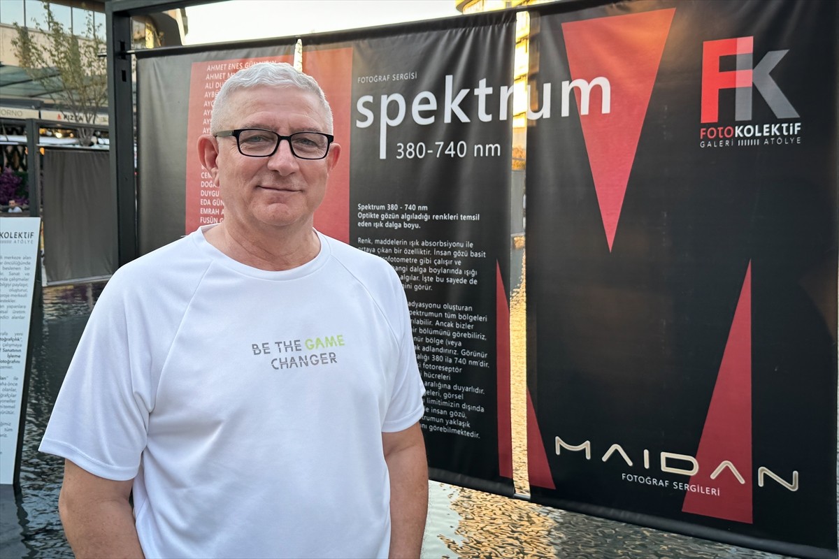 Profesyonel ve amatör fotoğrafçılardan oluşan Fotokolektif Sanat Galerisi'nin 40 üyesi, "renk"...