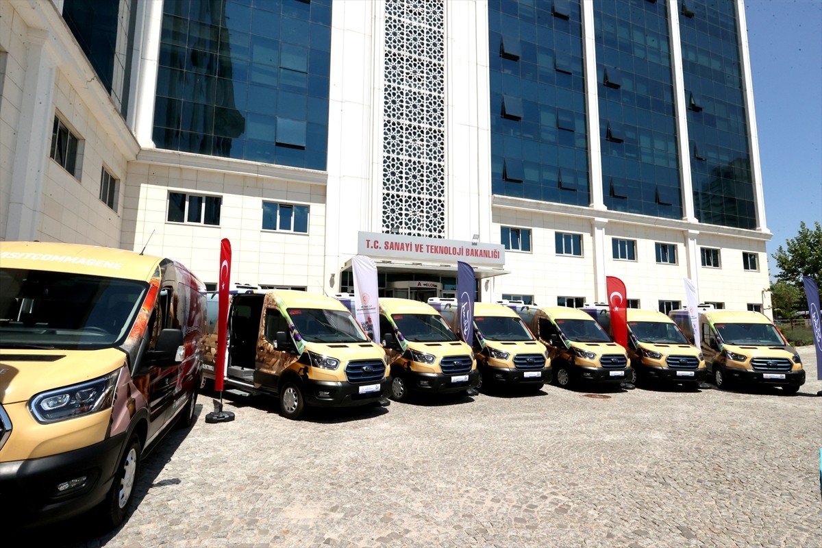 "Adıyaman'da Turizm Sektörünün Canlandırılması Projesi" kapsamında 8 elektrikli minibüsün Adıyaman...