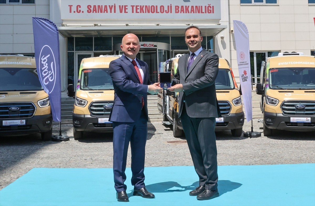 "Adıyaman'da Turizm Sektörünün Canlandırılması Projesi" kapsamında 8 elektrikli minibüsün Adıyaman...