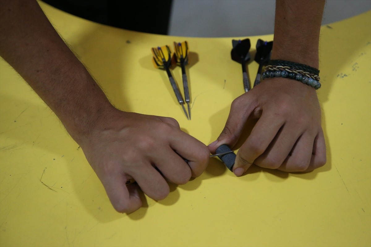 "Çelik adam" lakaplı milli dart sporcusu 17 yaşındaki Toprak Aras, haziran ayında gençlerde elde...