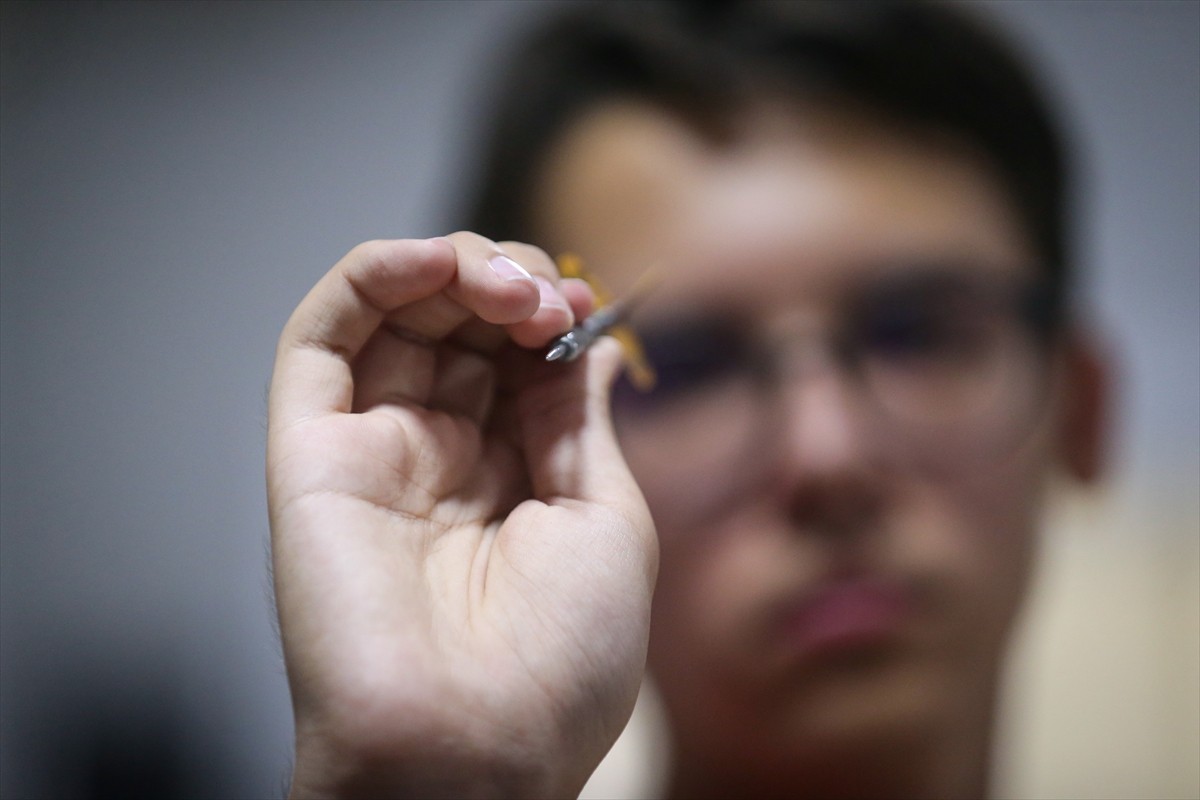 "Çelik adam" lakaplı milli dart sporcusu 17 yaşındaki Toprak Aras, haziran ayında gençlerde elde...