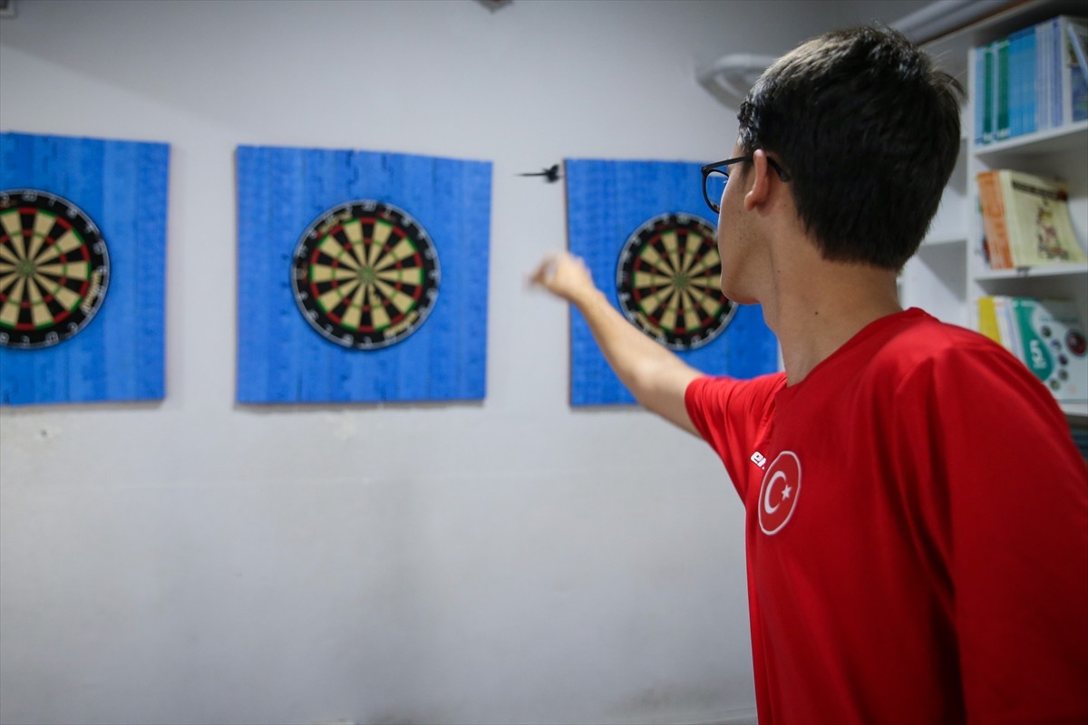 "Çelik adam" lakaplı milli dart sporcusu 17 yaşındaki Toprak Aras, haziran ayında gençlerde elde...