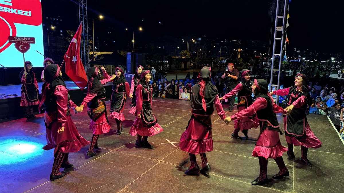 Rize'de, 13. Tulum ve Kemençe Festivali kapsamında, Türkiye, Kuzey Kıbrıs, Osetya, Yunanistan...