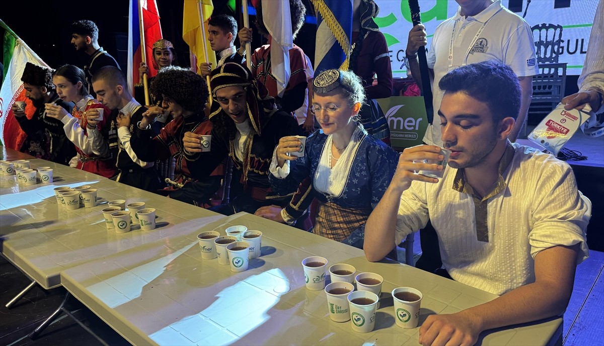 Rize'de, 13. Tulum ve Kemençe Festivali kapsamında, Türkiye, Kuzey Kıbrıs, Osetya, Yunanistan...