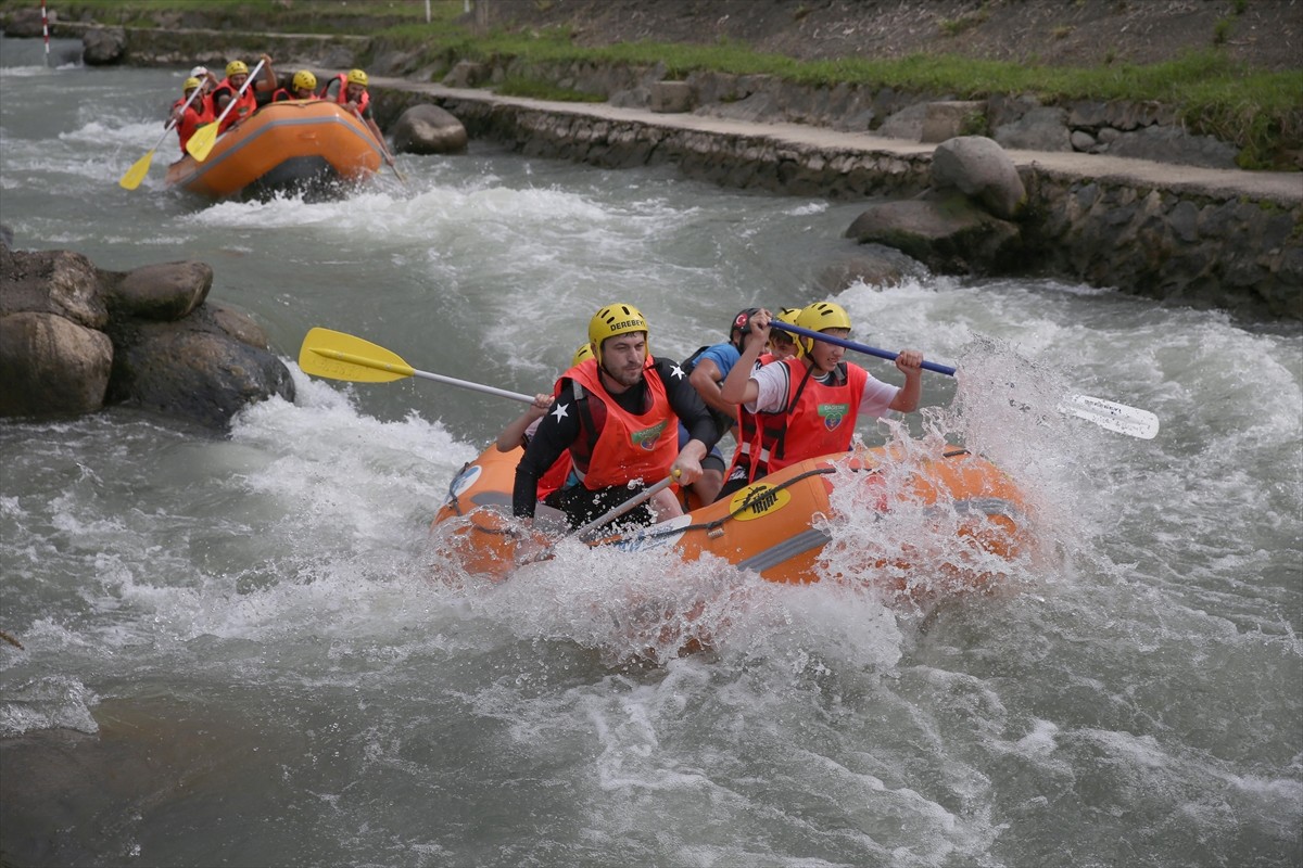 Rize'de, "13. Uluslararası Tulum, Müzik ve Sanat Festivali" kapsamında ülkeler arası rafting...