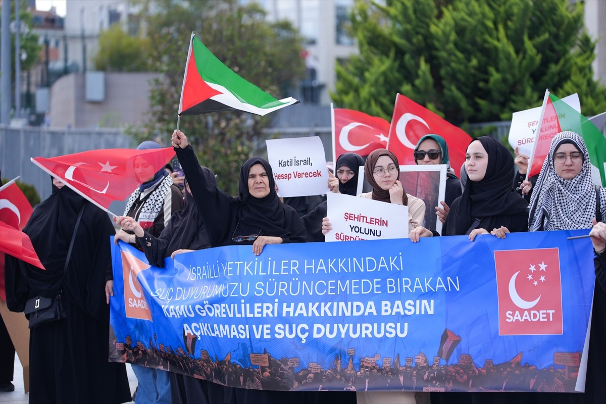 Saadet Partisi İstanbul İl Başkanlığı üyeleri, Gazze'ye yönelik saldırılara ilişkin 31 Ekim...