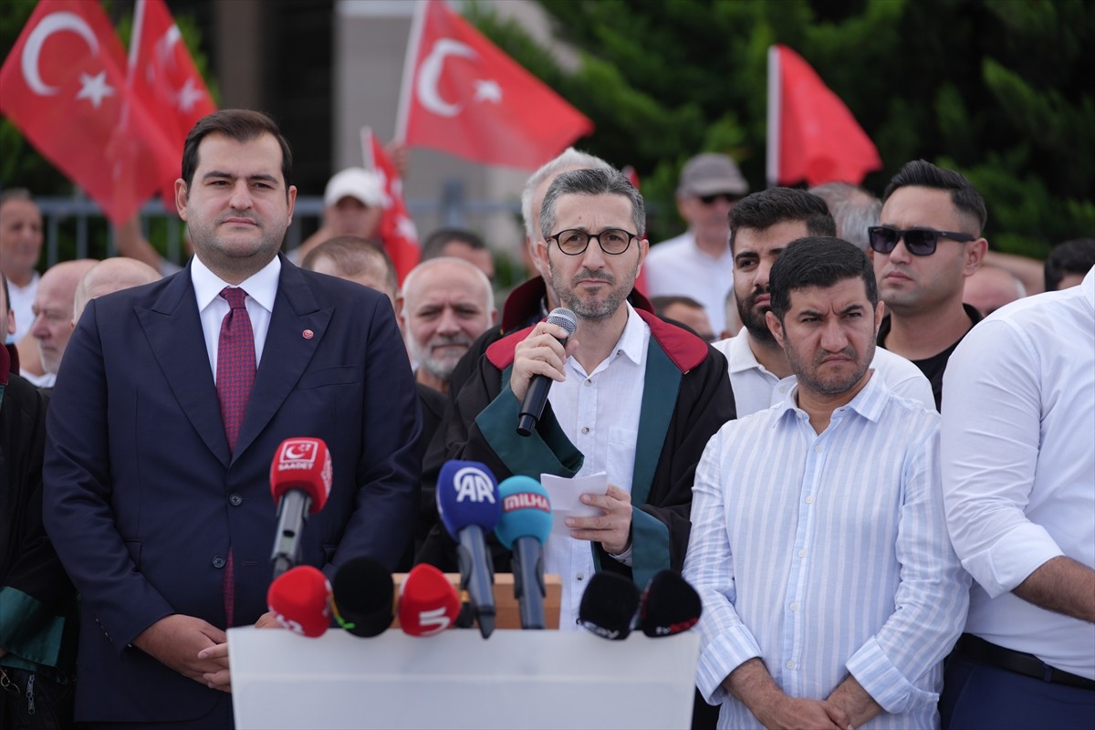 Saadet Partisi İstanbul İl Başkanlığı üyeleri, Gazze'ye yönelik saldırılara ilişkin 31 Ekim...
