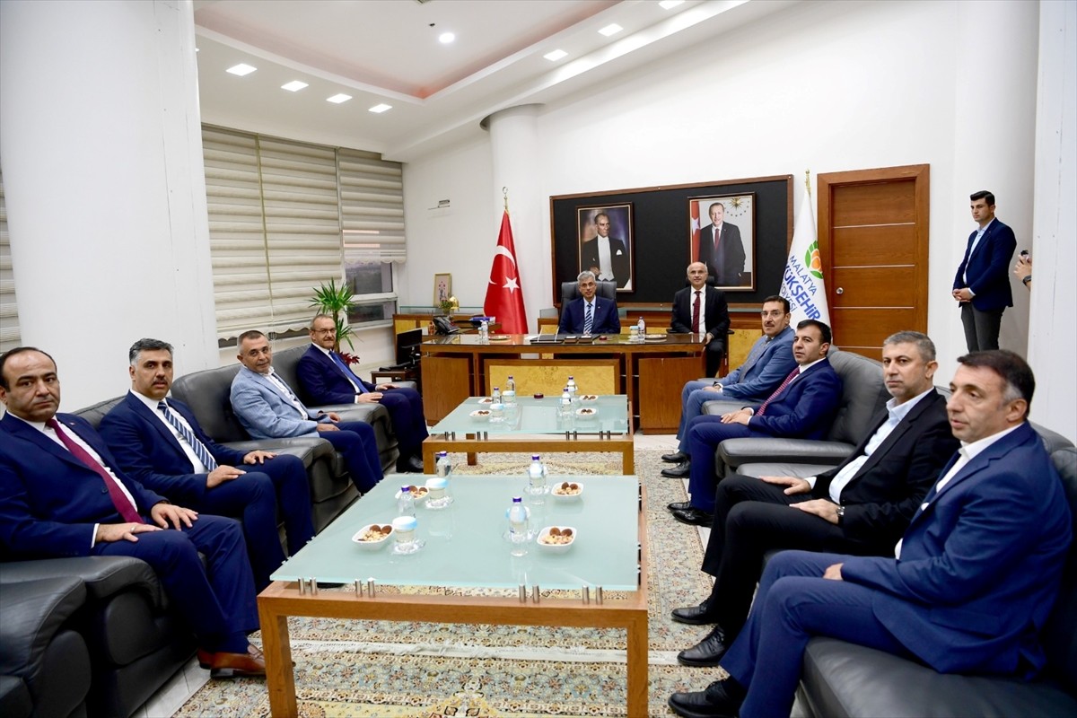 Sağlık Bakanı Kemal Memişoğlu, Malatya Büyükşehir Belediyesine ziyarette bulundu. 