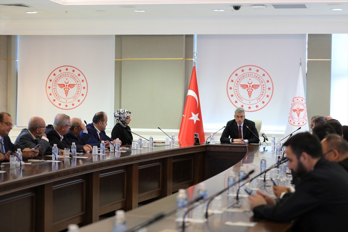 Sağlık Bakanı Kemal Memişoğlu, medya kuruluşlarının Ankara temsilcileriyle bir araya...