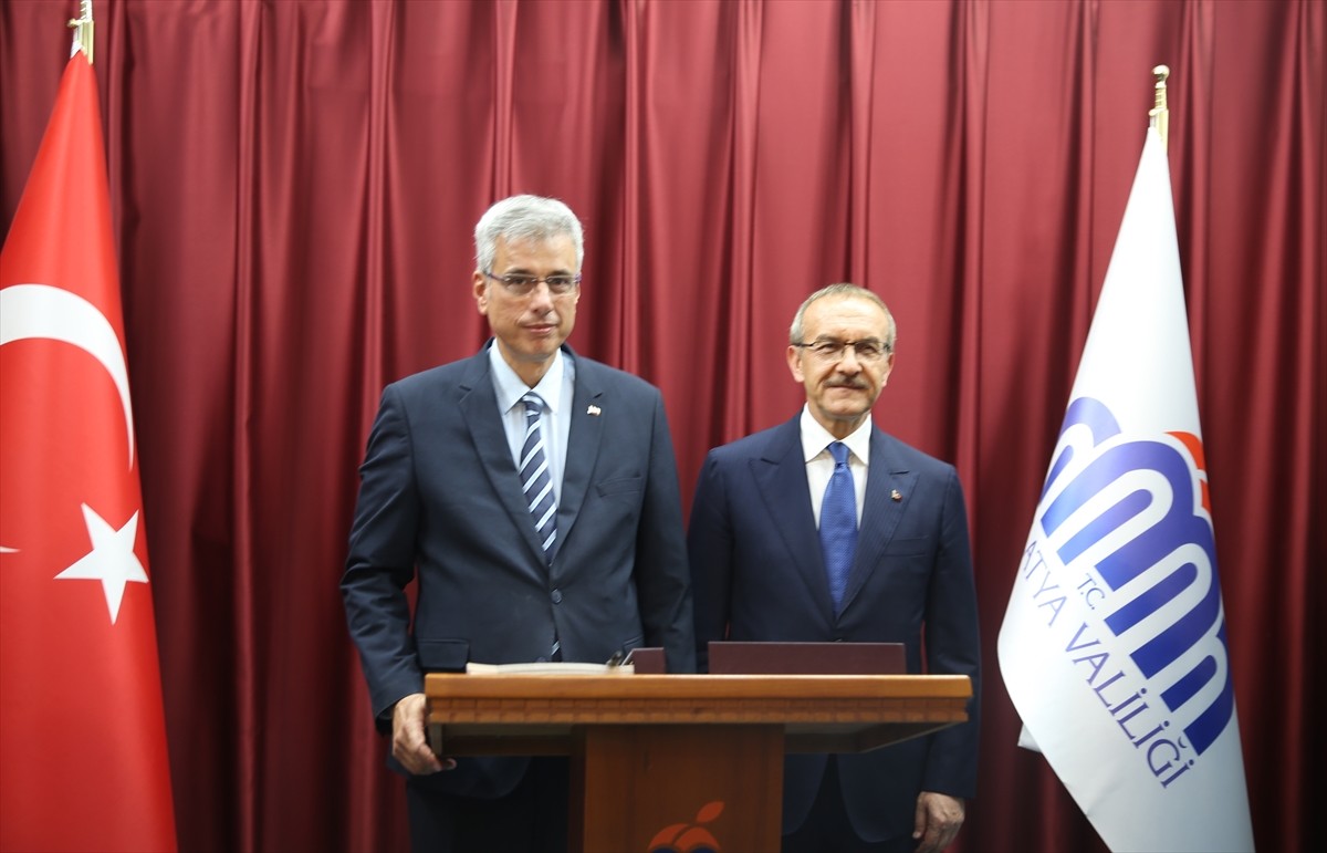 Sağlık Bakanı Kemal Memişoğlu (ortada), çeşitli temaslarda bulunmak üzere geldiği Malatya'da Vali...