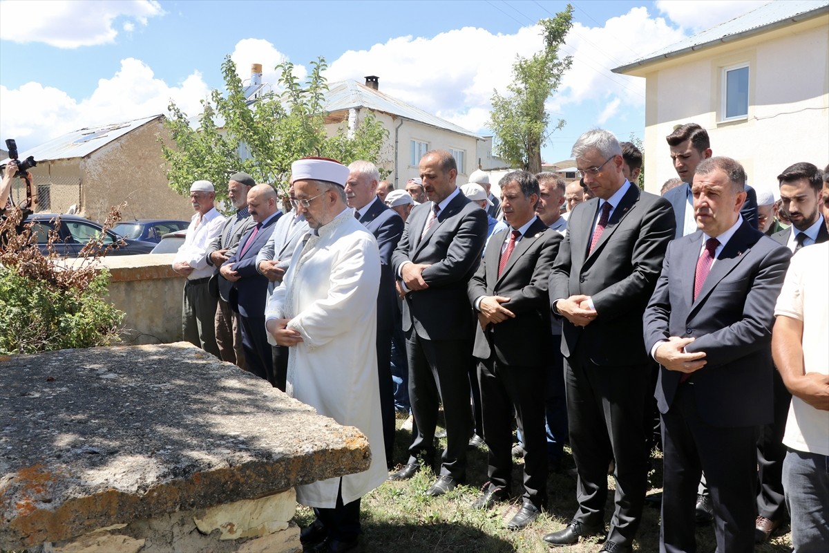 Sağlık Bakanı Kemal Memişoğlu (sağ 2), İran'ın başkenti Tahran'da suikasta uğrayan Hamas Siyasi...