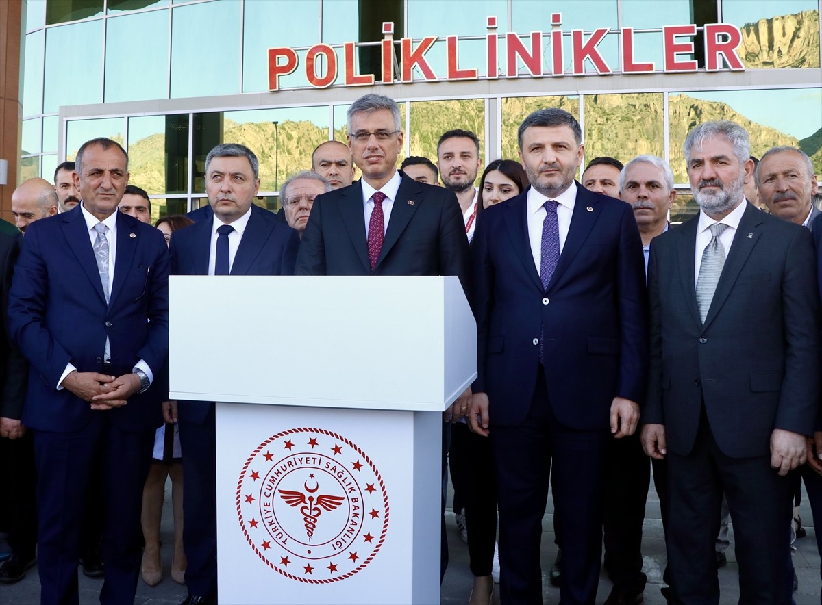 Sağlık Bakanı Kemal Memişoğlu (sağda), çeşitli temaslarda bulunmak için geldiği Gümüşhane'de Vali...