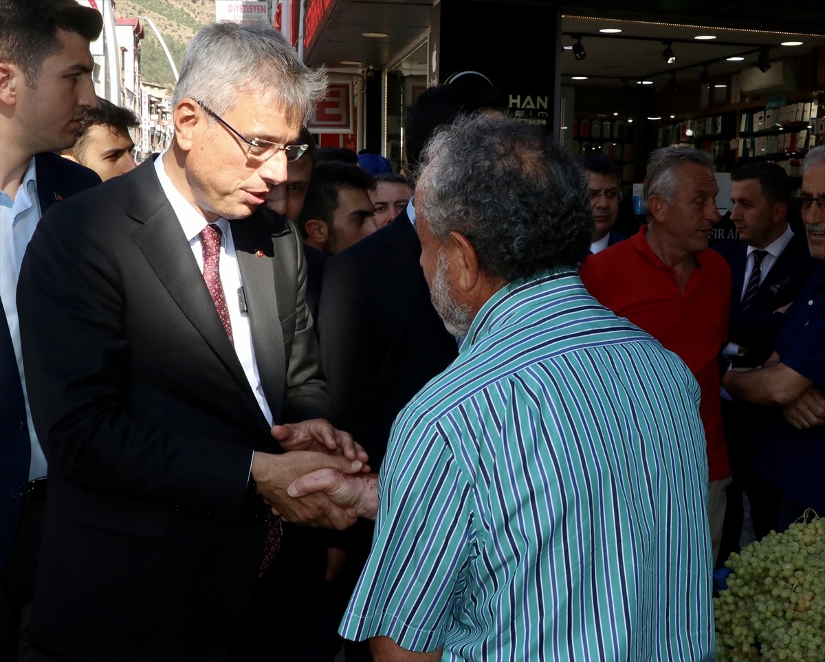 Sağlık Bakanı Kemal Memişoğlu (sağda), çeşitli temaslarda bulunmak için geldiği Gümüşhane'de Vali...