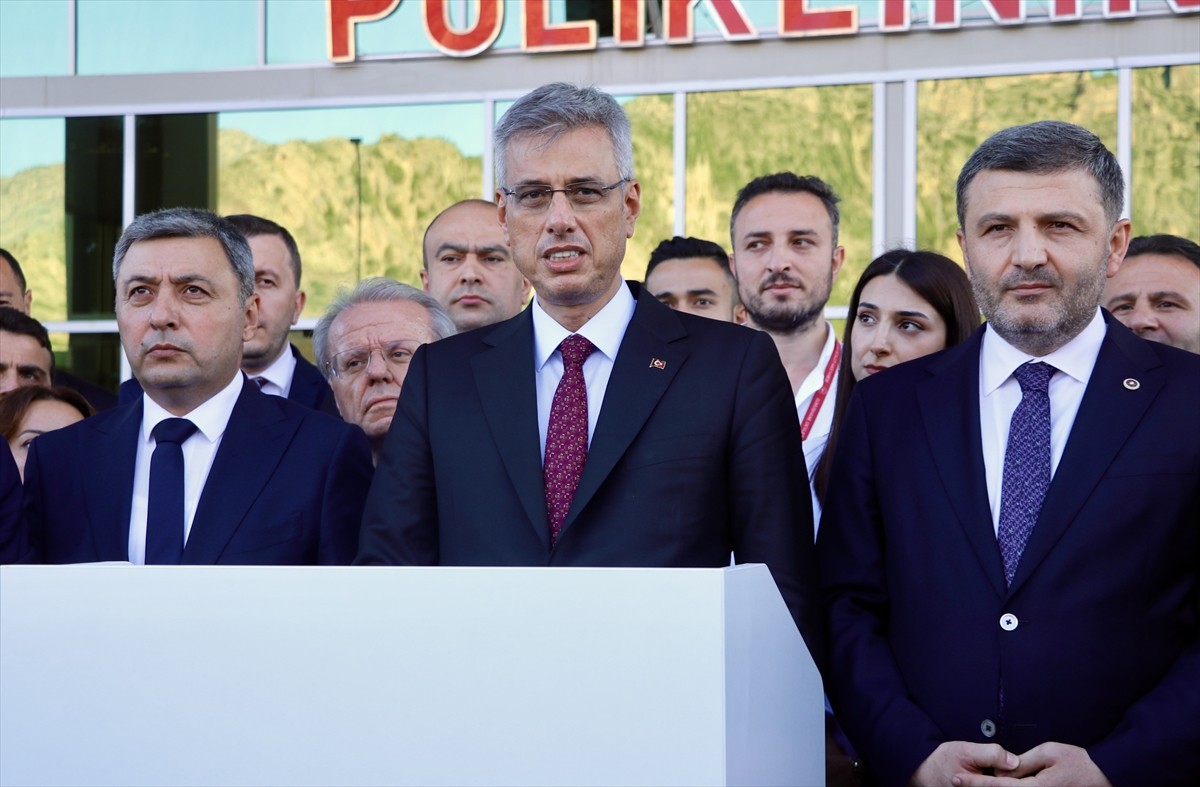 Sağlık Bakanı Kemal Memişoğlu (sağda), çeşitli temaslarda bulunmak için geldiği Gümüşhane'de Vali...