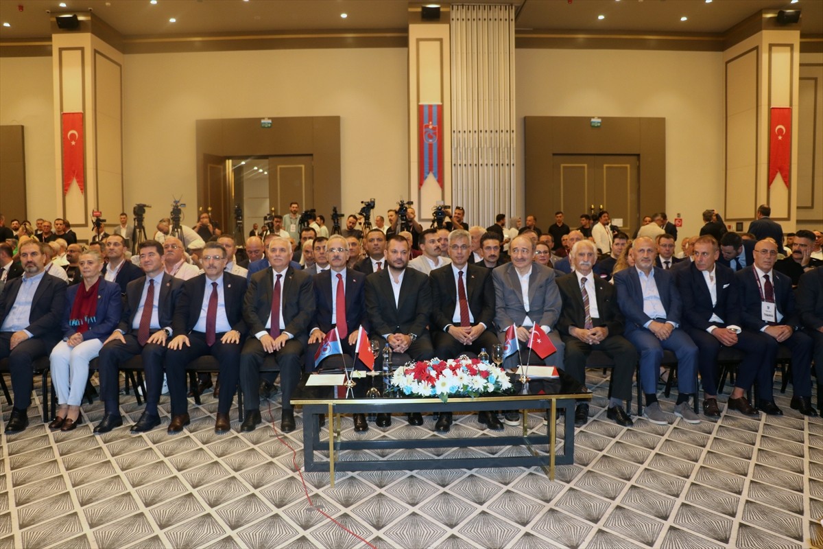 Sağlık Bakanı Kemal Memişoğlu (sağda), Trabzon'daki programı kapsamında Vali Aziz Yıldırım'ı...