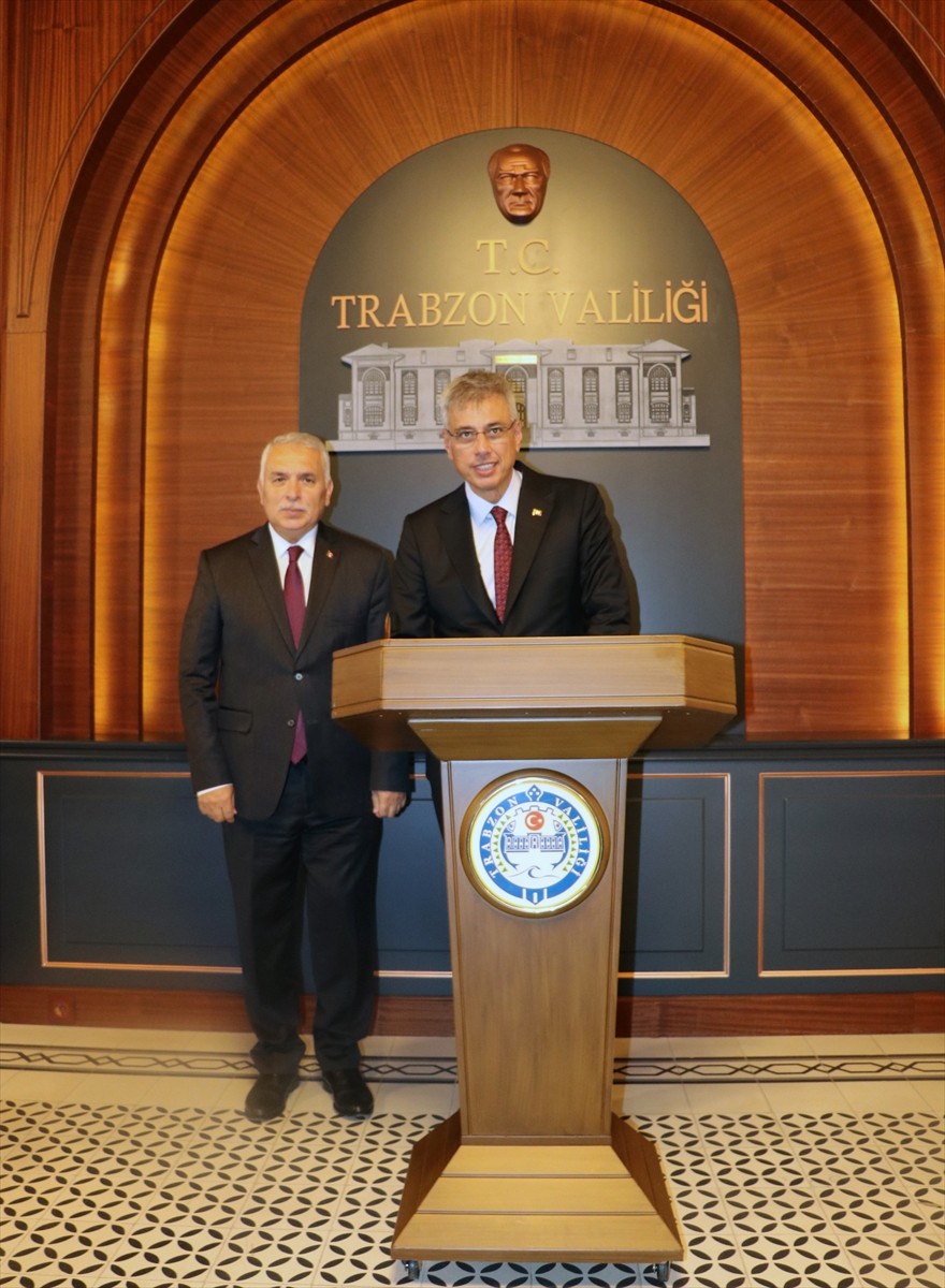 Sağlık Bakanı Kemal Memişoğlu (sağda), Trabzon'daki programı kapsamında Vali Aziz Yıldırım'ı...