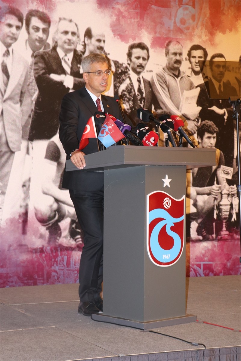 Sağlık Bakanı Kemal Memişoğlu (sağda), Trabzon'daki programı kapsamında Vali Aziz Yıldırım'ı...