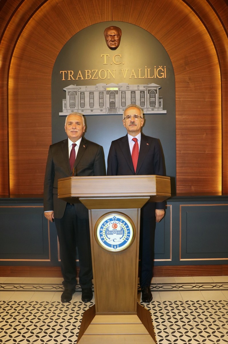 Sağlık Bakanı Kemal Memişoğlu (sağda), Trabzon'daki programı kapsamında Vali Aziz Yıldırım'ı...
