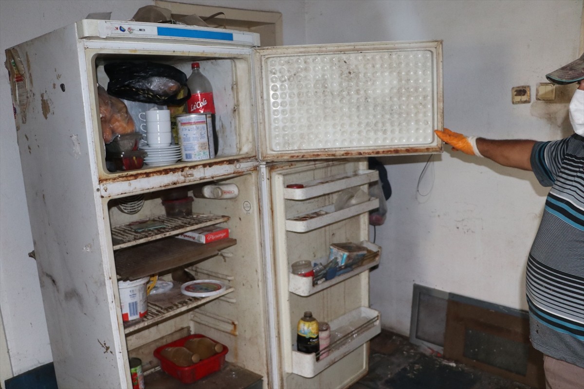 Samsun'un Havza ilçesinde bir evden 4 römork çöp çıkarıldı. 