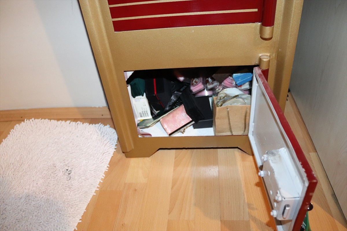 Samsun'un İlkadım ilçesinde doktor İnci Yurt'un evinden 2,5 milyon lira değerinde ziynet eşyası ve...