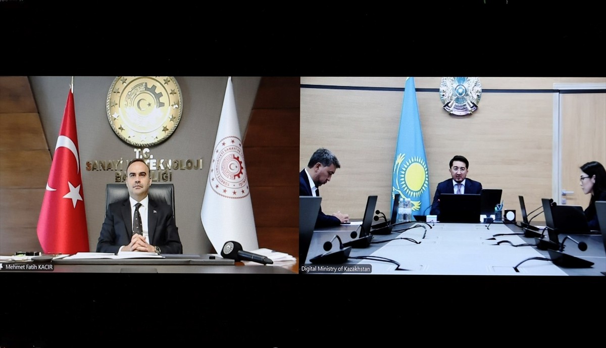 Sanayi ve Teknoloji Bakanı Mehmet Fatih Kacır (solda), Kazakistan Dijital Kalkınma, İnovasyon ve...