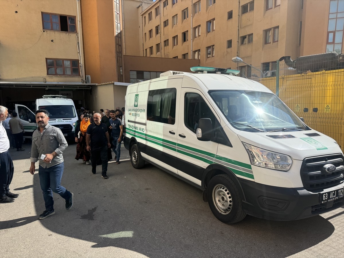 Şanlıurfa'da kontrol çıkan aracın kaldırımdaki yayalara çarpması sonucu 5 çocuk hayatını kaybetti...