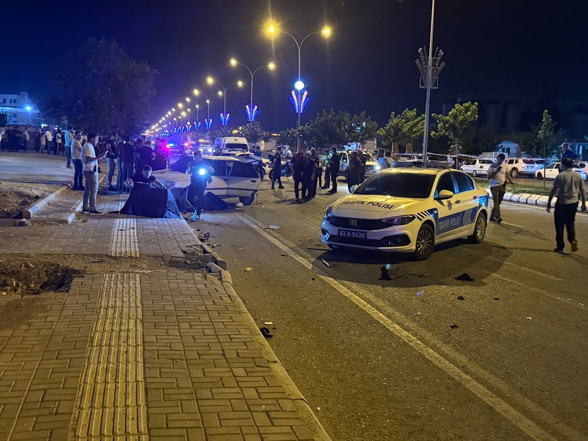 Şanlıurfa'da kontrol çıkan aracın kaldırımdaki yayalara çarpması sonucu 5 çocuk hayatını kaybetti...