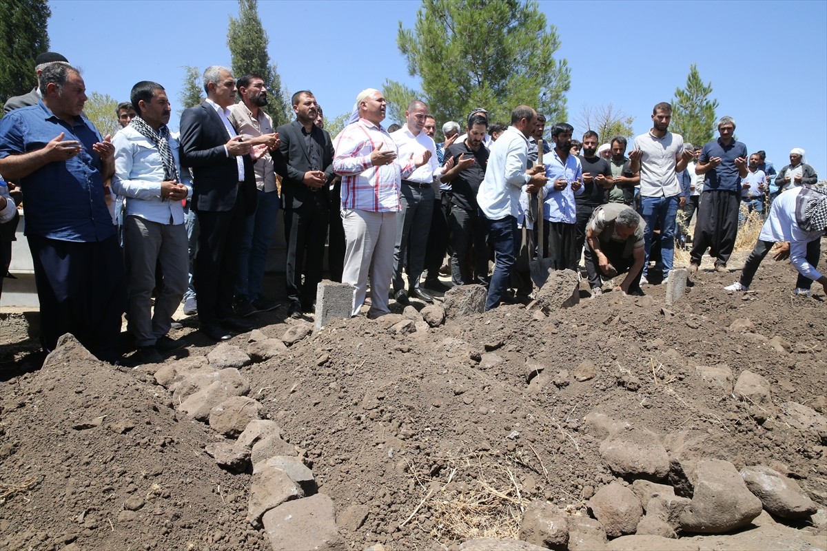 Şanlıurfa'da kontrolden çıkan aracın kaldırımdaki yayalara çarpması sonucu hayatını kaybeden aynı...
