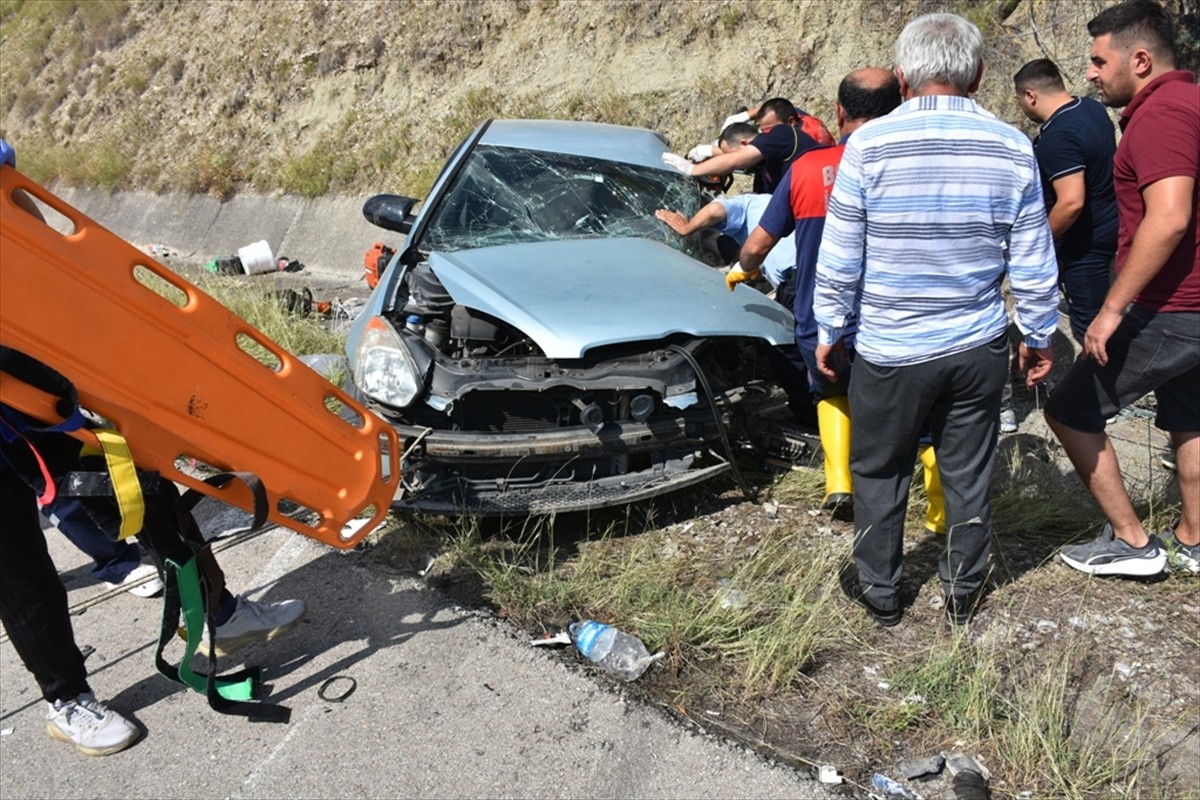 Sinop'un Boyabat ilçesinde iki otomobilin çarpışması sonucu 1 kişi öldü, 5 kişi yaralandı.