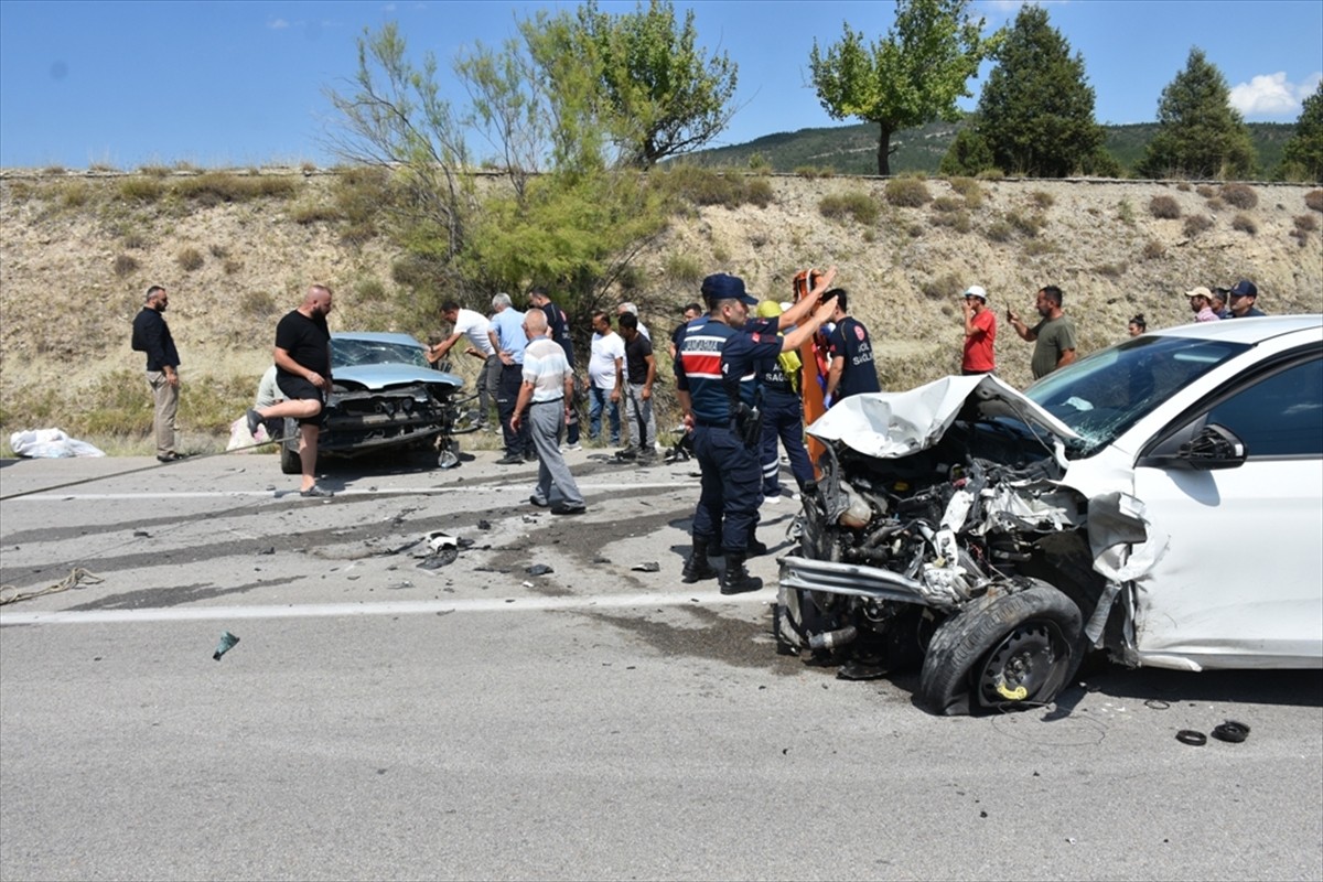 Sinop'un Boyabat ilçesinde iki otomobilin çarpışması sonucu 1 kişi öldü, 5 kişi yaralandı.
