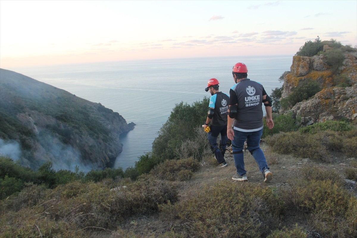 Sinop’ta ormanlık alanda çıkan yangına müdahale ederken uçuruma düşen itfaiye erinin kurtarılması...