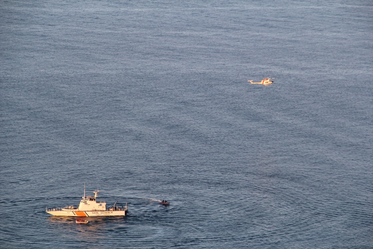 Sinop’ta ormanlık alanda çıkan yangına müdahale ederken uçuruma düşen itfaiye erinin kurtarılması...