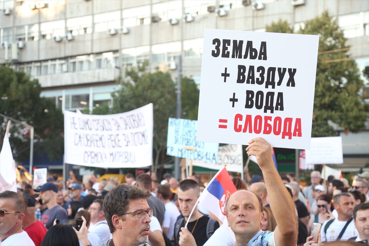 Sırbistan'ın başkenti Belgrad'da toplanan binlerce gösterici, lityum madeni çıkarma projesini...