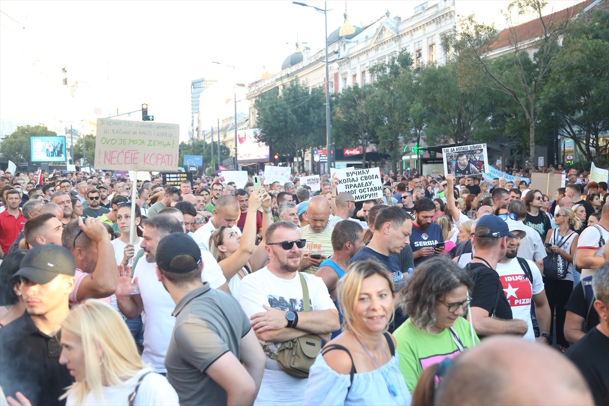 Sırbistan'ın başkenti Belgrad'da toplanan binlerce gösterici, lityum madeni çıkarma projesini...