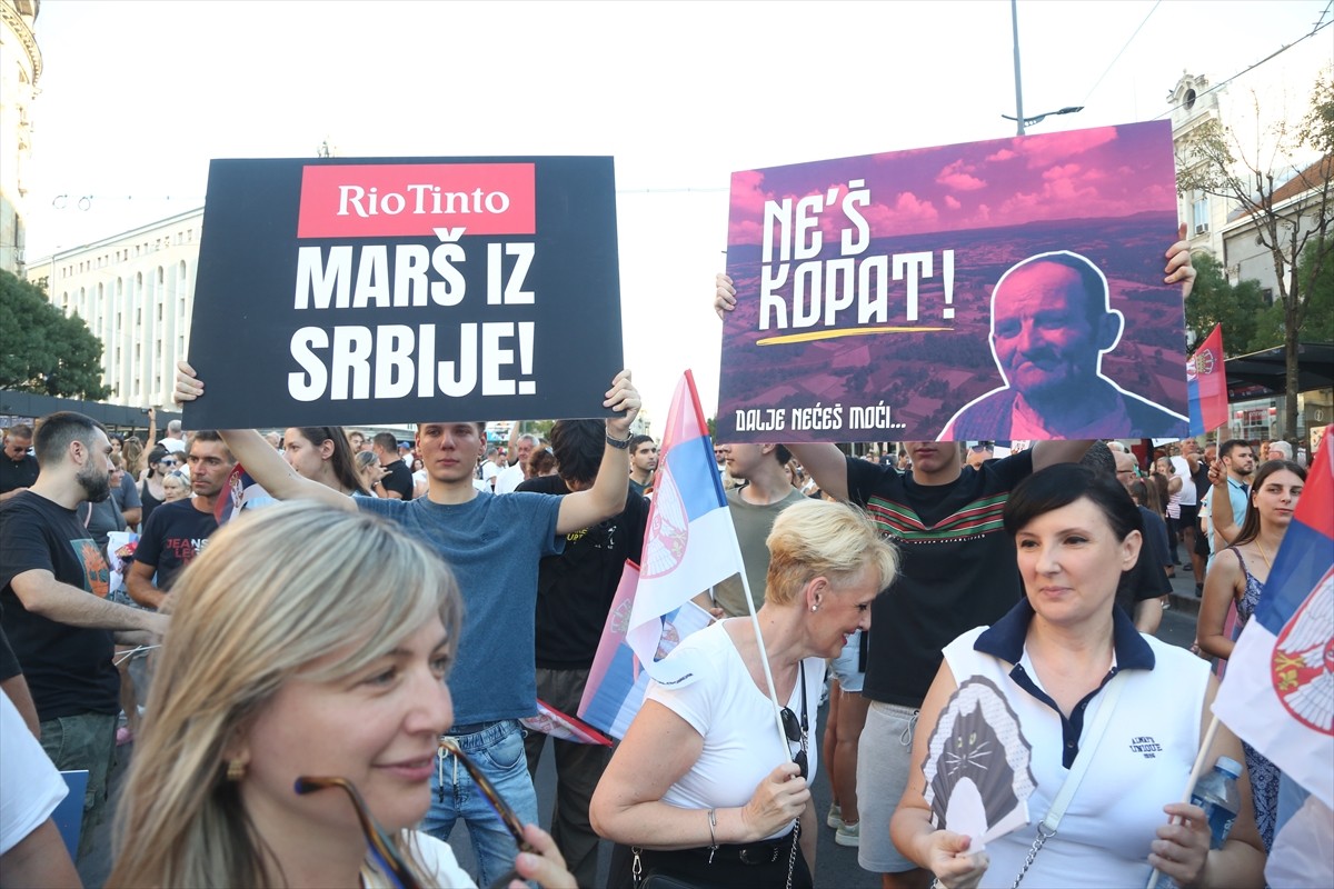 Sırbistan'ın başkenti Belgrad'da toplanan binlerce gösterici, lityum madeni çıkarma projesini...