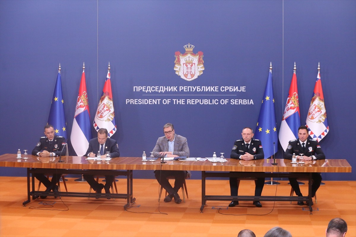 Sırbistan Cumhurbaşkanı Aleksandar Vucic (ortada) ve İçişleri Bakanı Ivica Dacic (sol 2)...