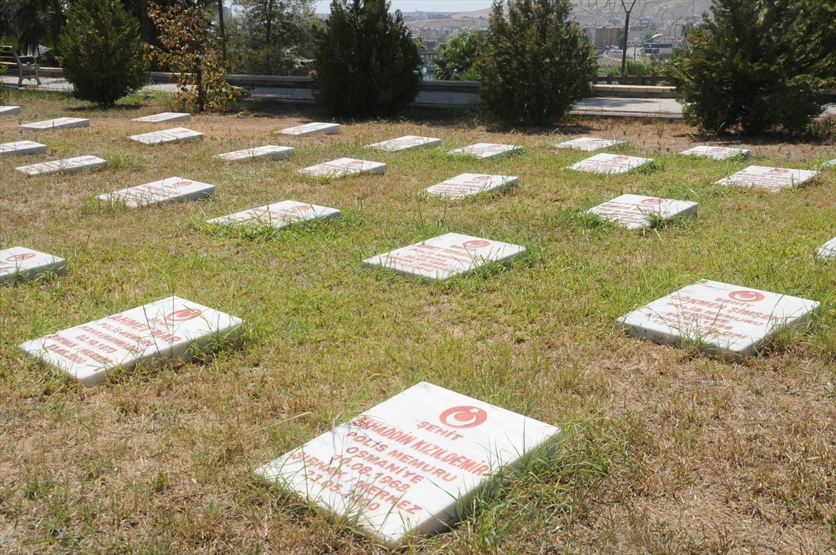 Şırnak'ın Cizre ilçesinde 26 Ağustos 2016'da Çevik Kuvvet Grup Amirliği binasına PKK'lı...