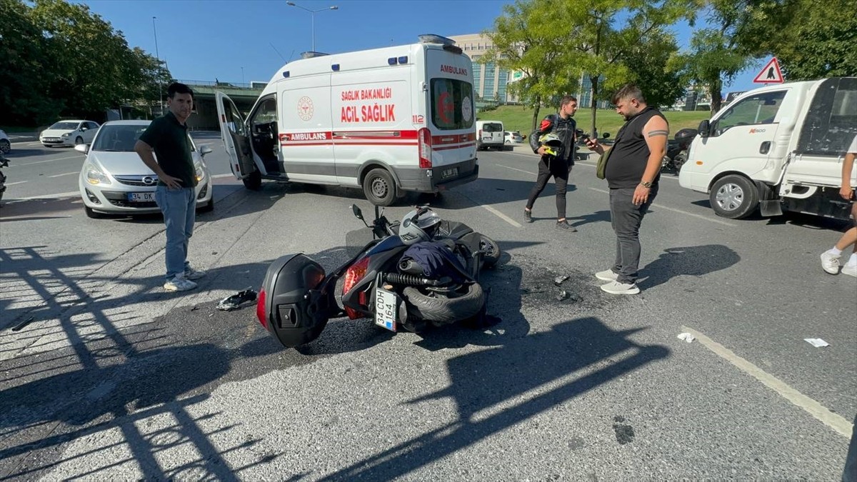 Şişli'de hafif ticari araç ile motosikletin çarpışması sonucu bir kişi yaralandı.