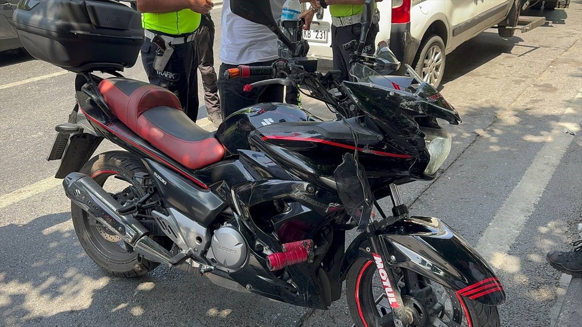 Şişli'de otomobil, motosiklet ve hafif ticarin karıştığı kaza ulaşımda aksamaya neden oldu.