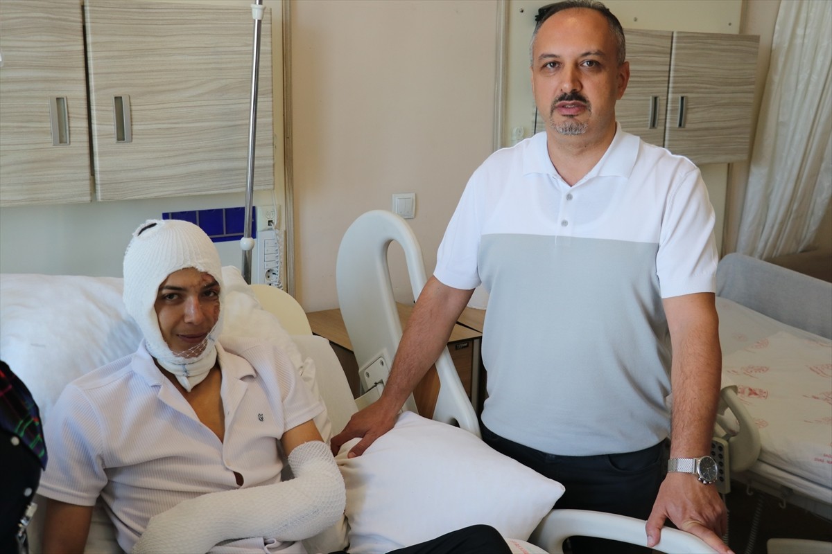 Sivas'ta otobüs durağında beklerken içmek istediği elektronik sigaranın patlaması sonucu yüzünde...